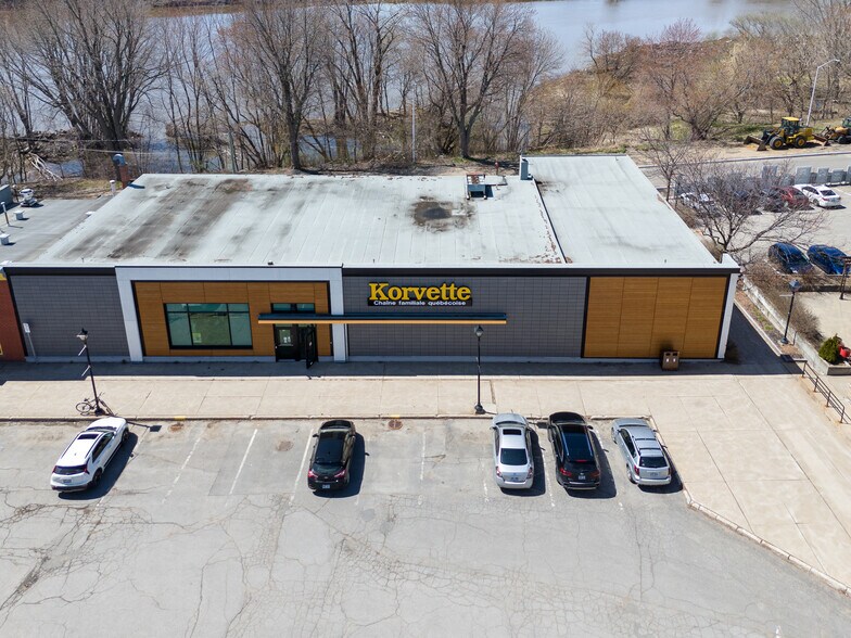 More Photos Of 200 Pl Du 21-Mars, Nicolet Department Store For Lease