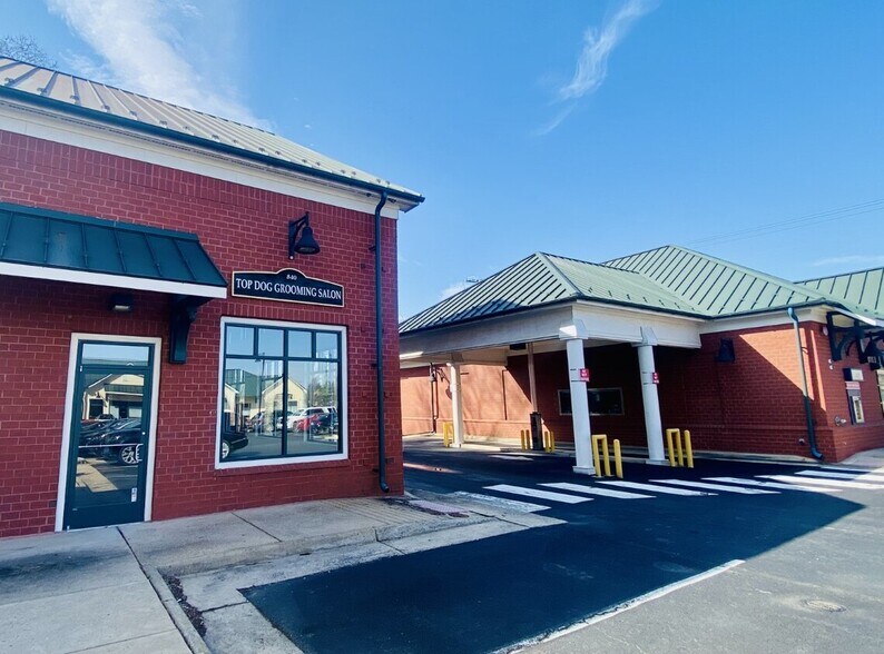 More Photos Of 842 S King St, Leesburg Bank For Lease