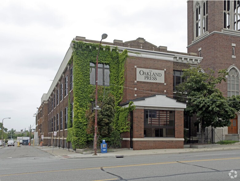 More Photos Of 48 W Huron St, Pontiac Distribution For Lease