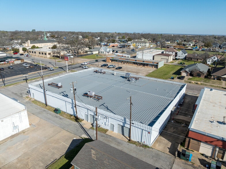 More Photos Of 200 S Armstrong Ave, Denison Storefront For Sale