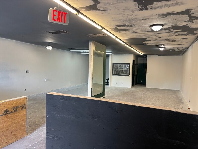 More Photos Of 22913 Ventura Blvd, Woodland Hills Storefront For Lease