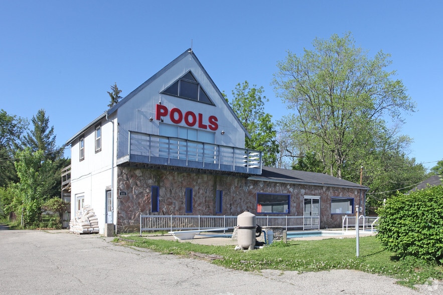 More Photos Of 805 Ohio Pike, Cincinnati Storefront Retail Office For Sale