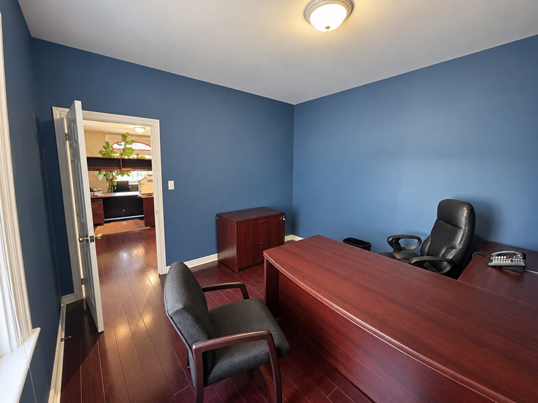 More Photos Of 43 Worsley St, Barrie Office Residential For Lease
