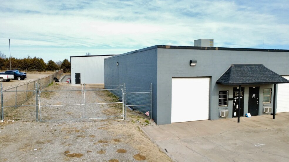 More Photos Of 313-319 NW 67th St, Oklahoma City Manufacturing For Lease