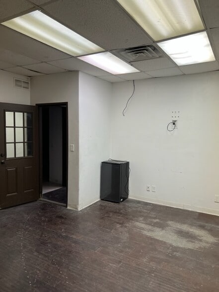 More Photos Of 710 Shepherd Dr, Garland Warehouse For Lease