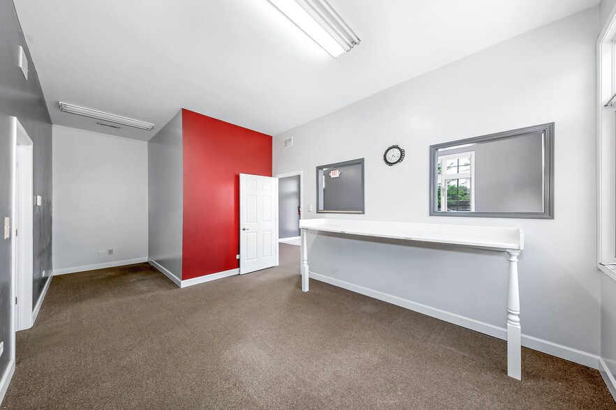 More Photos Of 2551 W Division St, Joliet Office For Lease