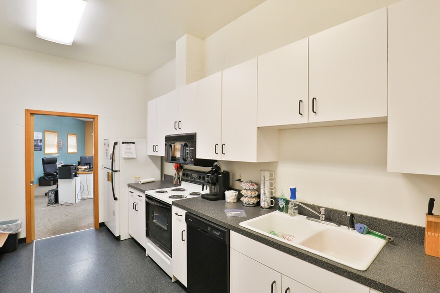 More Photos Of 107 W Q St, Springfield Office For Sale