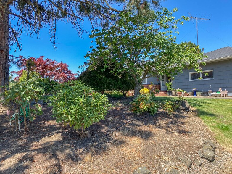 More Photos Of 8017 Old Highway 99 N, Roseburg Distribution For Sale