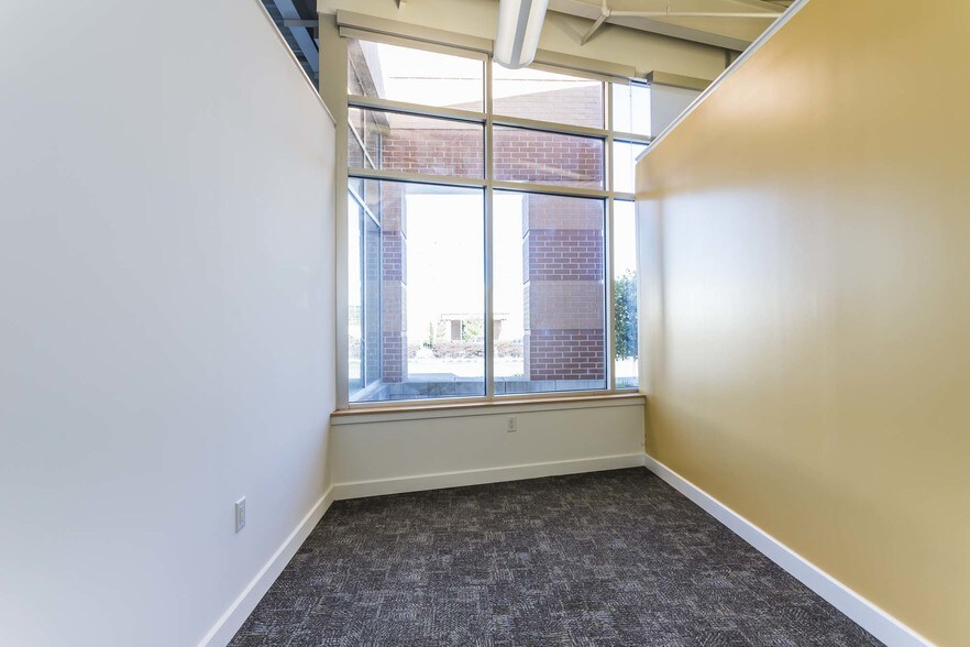 More Photos Of 900 Spring St, Jeffersonville Medical For Lease