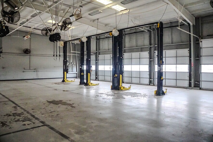 More Photos Of 3015 Fort Worth Hwy, Hudson Oaks Auto Dealership For Lease