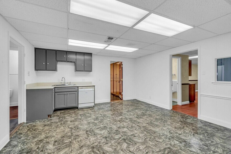 More Photos Of 1133 W Main St, Arlington Warehouse For Lease