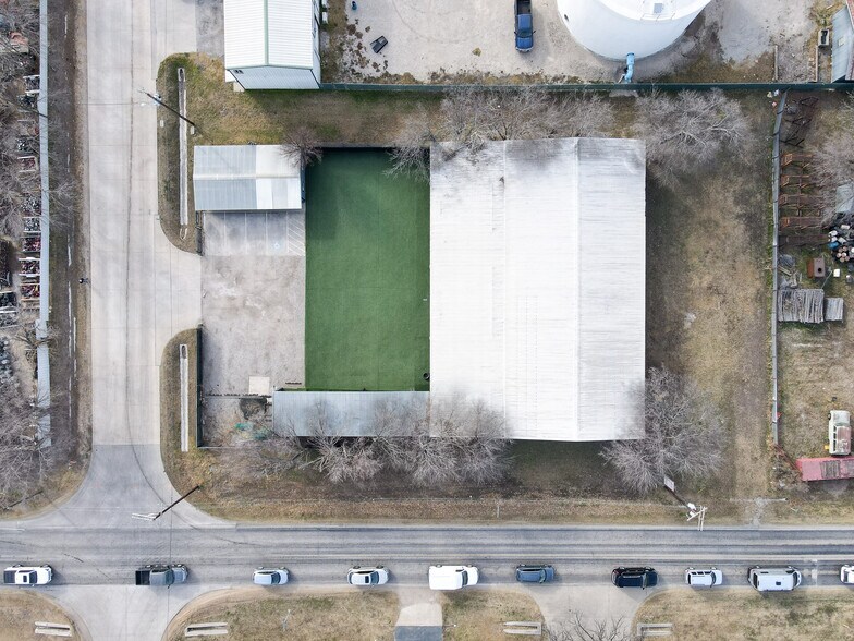 More Photos Of 415 Topeka Ave, Justin Warehouse For Sale