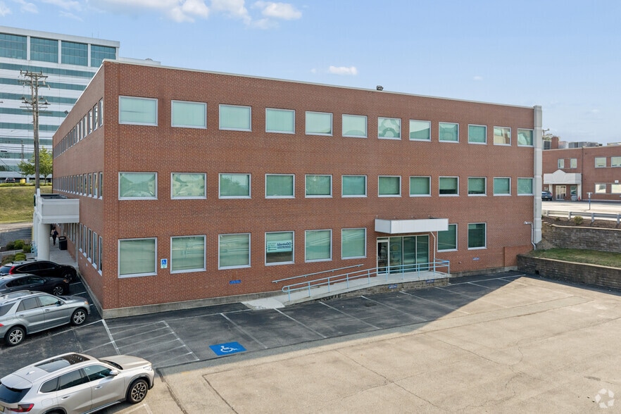 More Photos Of 875 Greentree Rd, Pittsburgh Office For Sale