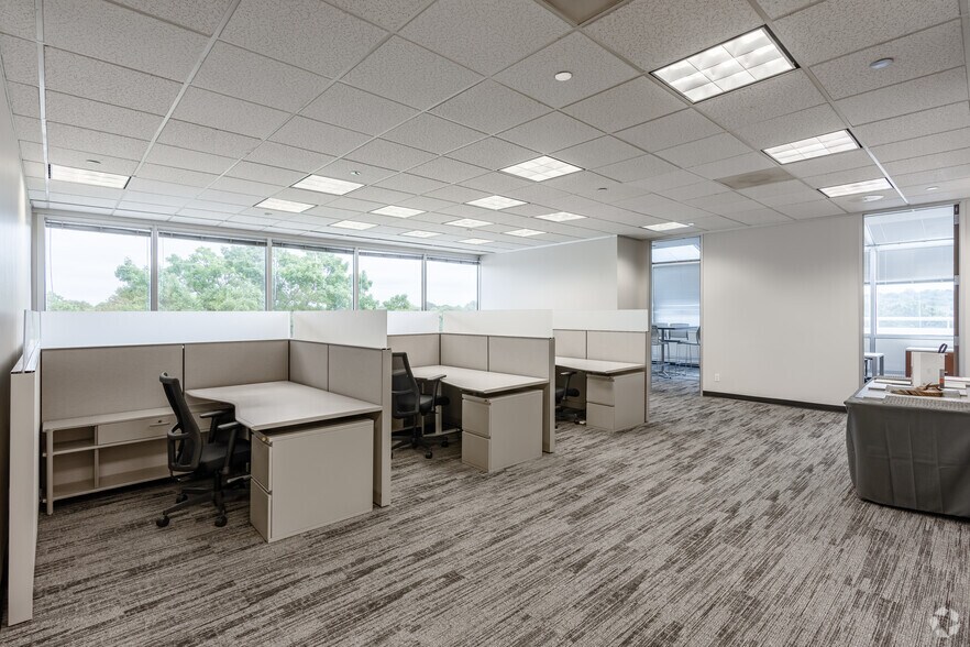More Photos Of 1301 S Bowen Rd, Arlington Coworking Space