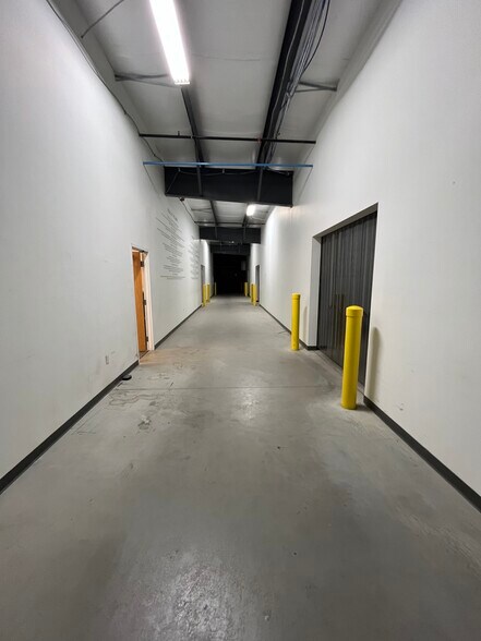 More Photos Of 310 N Yearling Rd, Columbus Showroom For Lease