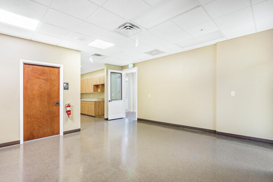 More Photos Of 1904 Thomas Ave, Leesburg Office For Sale