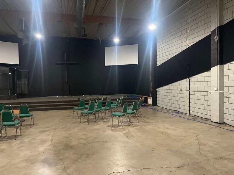 More Photos Of 747 Milford St, Glendale Warehouse For Lease