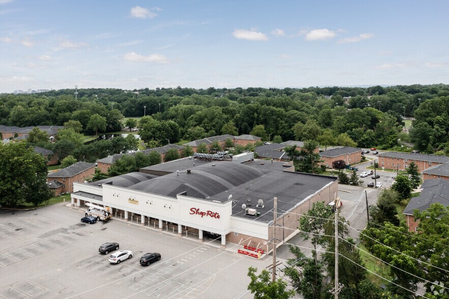 More Photos Of 814 River Rd, New Milford Supermarket For Lease