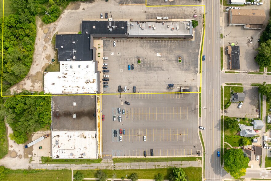 More Photos Of 11956-11972 N Saginaw St, Mount Morris General Retail For Sale