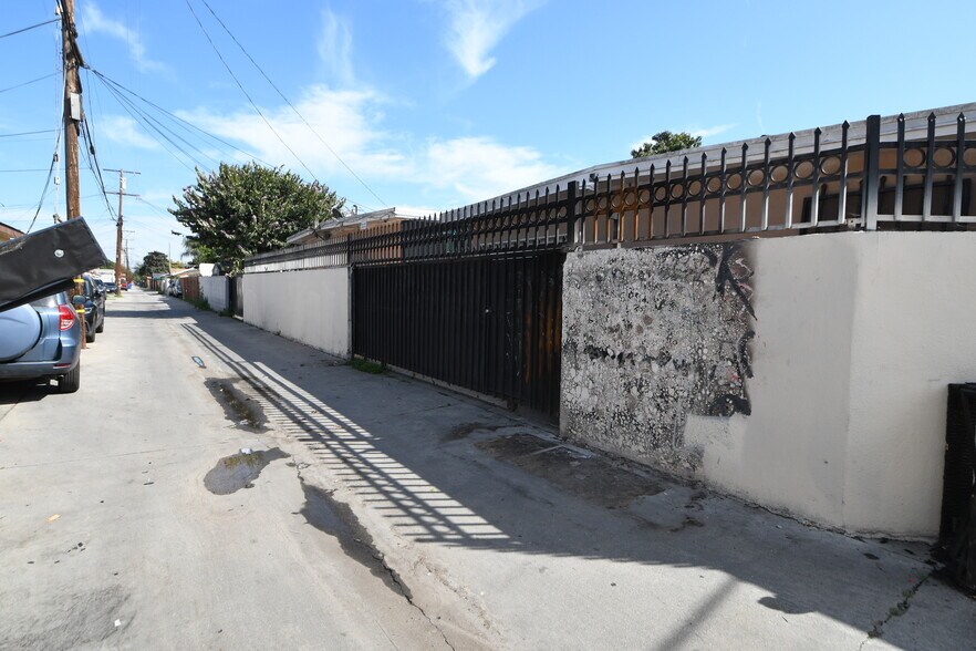 More Photos Of 19 E 69th St, Long Beach Multifamily For Sale