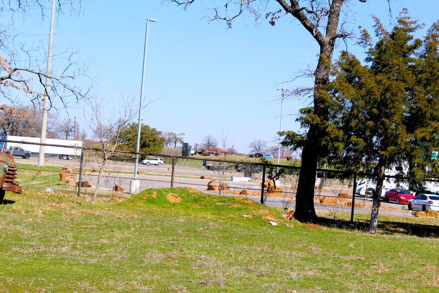 More Photos Of 1808 Barnett Dr, Weatherford Warehouse For Lease