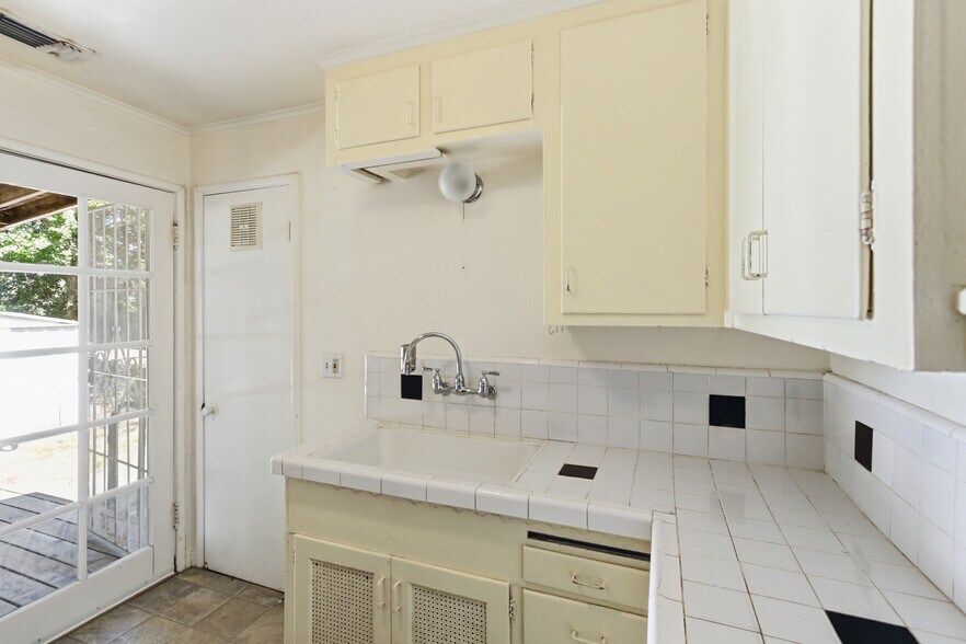 More Photos Of 4833 College Oak Dr, Sacramento Multifamily For Sale