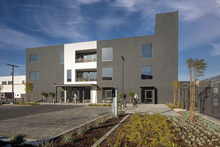 More Photos Of 17434 Bellflower Blvd, Bellflower General Retail For Lease