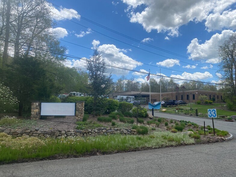 More Photos Of 33 Daret Dr, Ringwood Warehouse For Lease