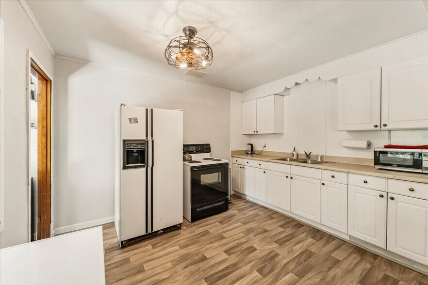 More Photos Of 21375 Main St, Lakehead General Retail For Sale