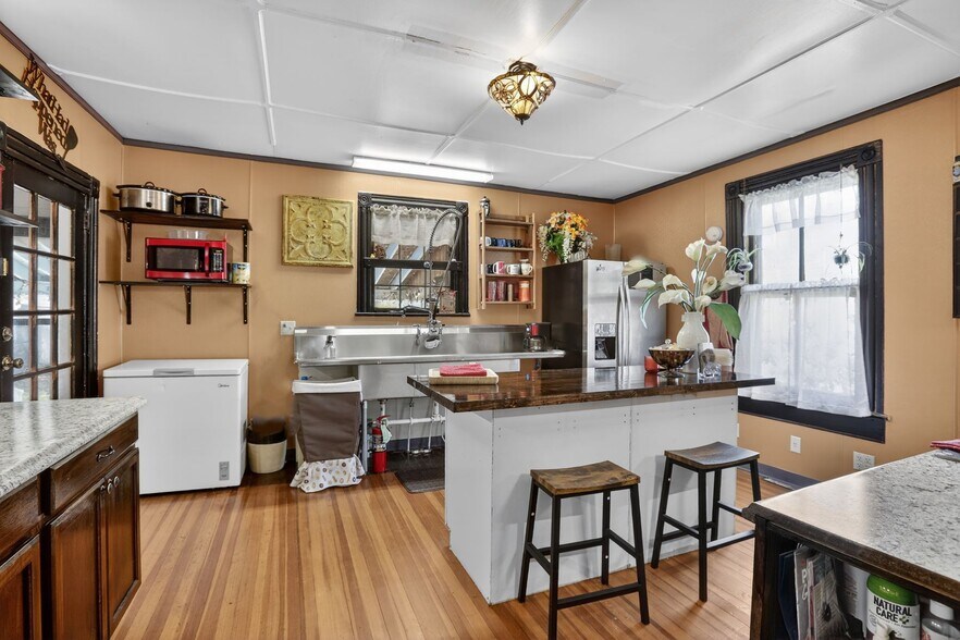 More Photos Of 605 Mineral Ave, Mineral Storefront Retail Office For Sale