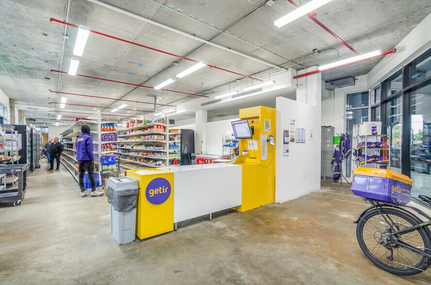 More Photos Of 5222 Roosevelt Ave, Woodside Apartments For Lease