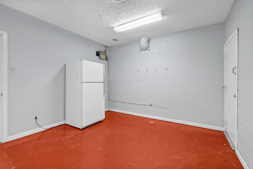 More Photos Of 914 W Commerce St, Dallas Showroom For Lease