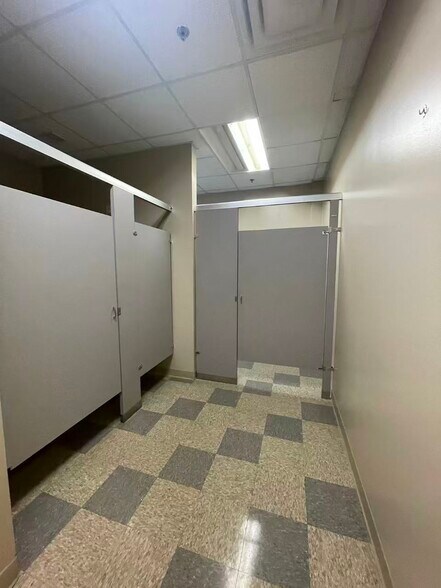 More Photos Of 7075 Kingspointe Pky, Orlando Showroom For Lease