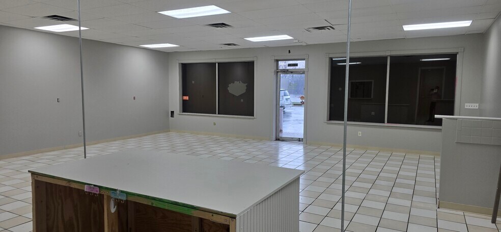 More Photos Of 17003 E US Highway 24, Independence General Retail For Lease