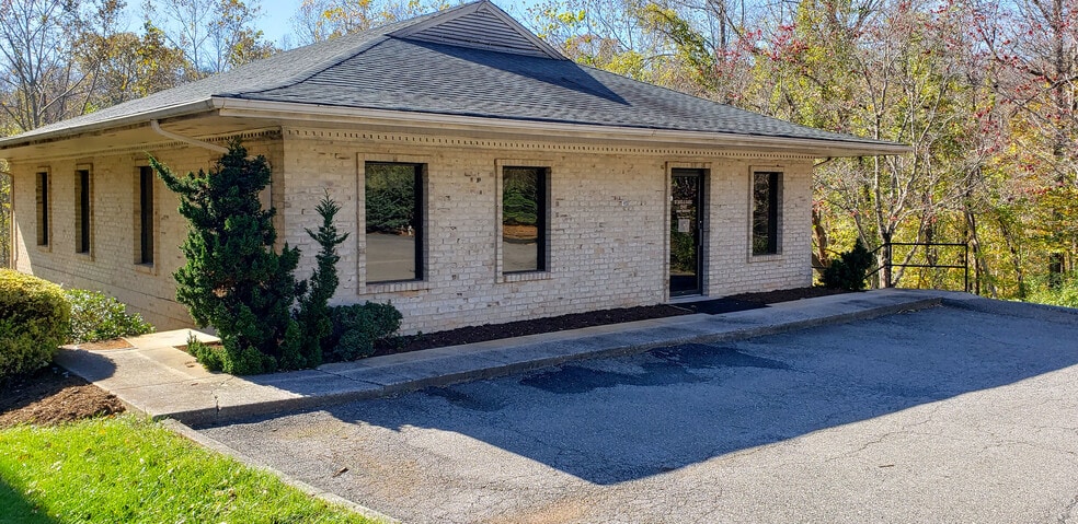 More Photos Of 1949 Thomson Dr, Lynchburg Medical For Lease