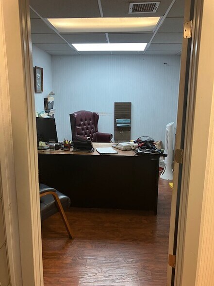 More Photos Of 5225 Cesar Chavez St E, Austin Industrial For Sale