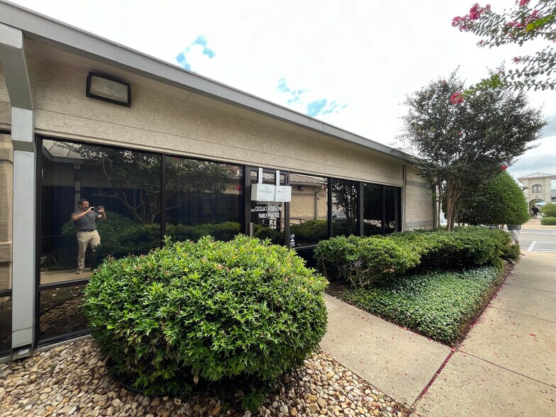 More Photos Of 3106 S W S Young Dr, Killeen Medical For Lease