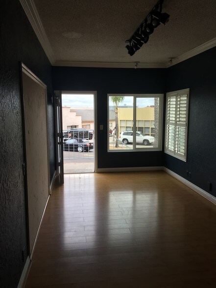 More Photos Of 208 Calle De Los Molinos, San Clemente Showroom For Lease