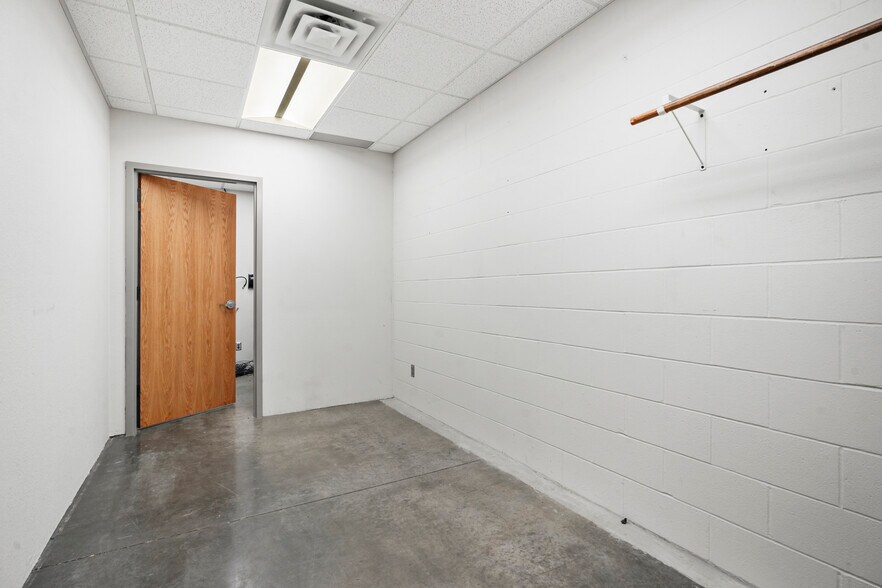 More Photos Of 4811 Curtis Rd, Dodgeville Warehouse For Sale