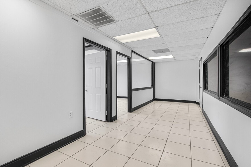 More Photos Of 6816 Larkwood Dr, Houston Industrial For Sale