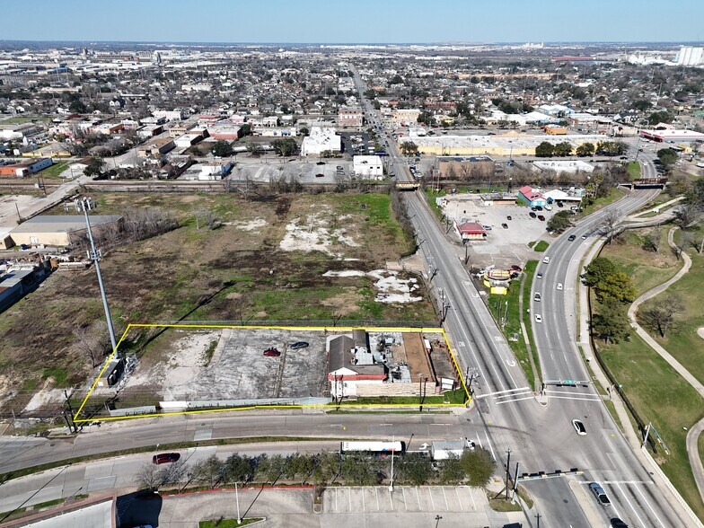 More Photos Of 338 S Wayside Dr, Houston Bar For Sale