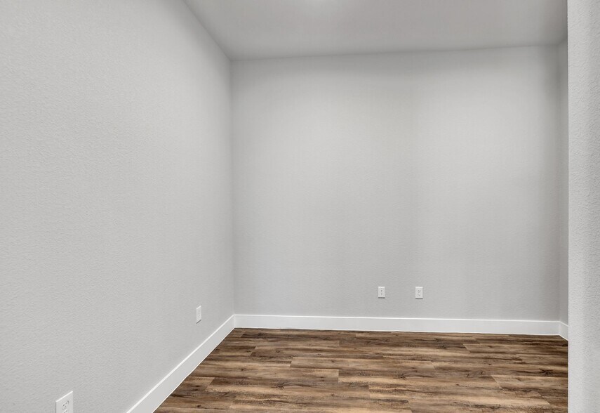 More Photos Of 1701 Fountainview Dr, Mansfield Office For Sale