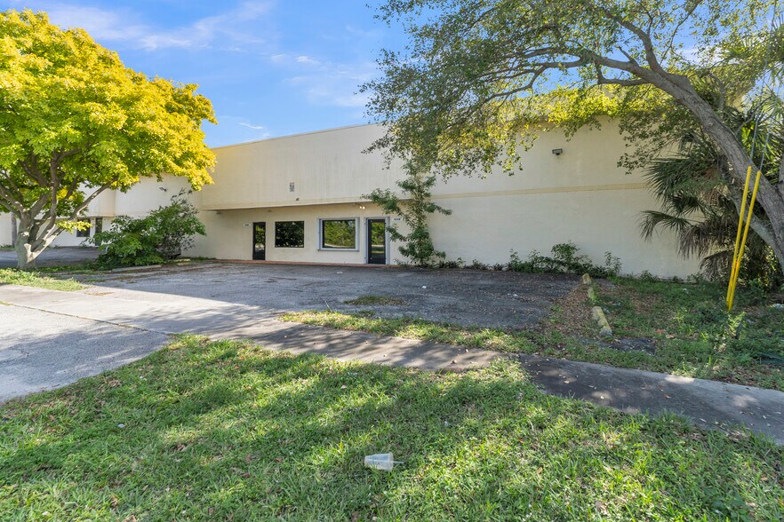 More Photos Of 501-513 Old Griffin Rd, Dania Warehouse For Sale