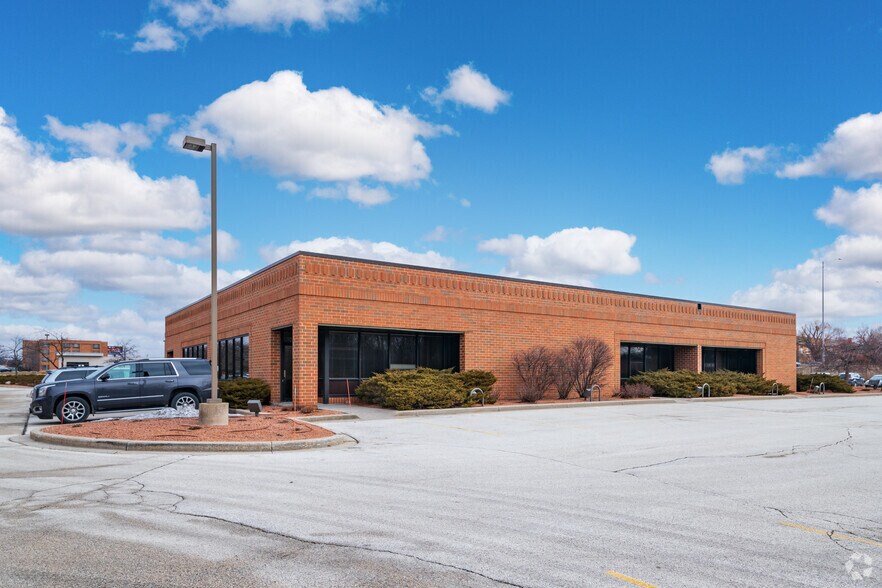 More Photos Of 5300 N 118th Ct, Milwaukee Office For Sale
