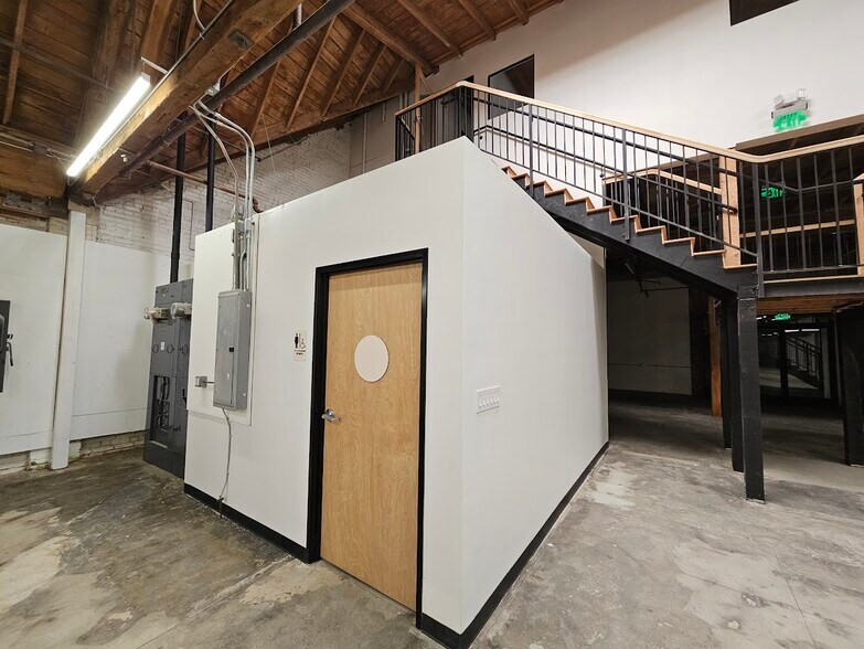 More Photos Of 1810 W Pico Blvd, Los Angeles Warehouse For Lease