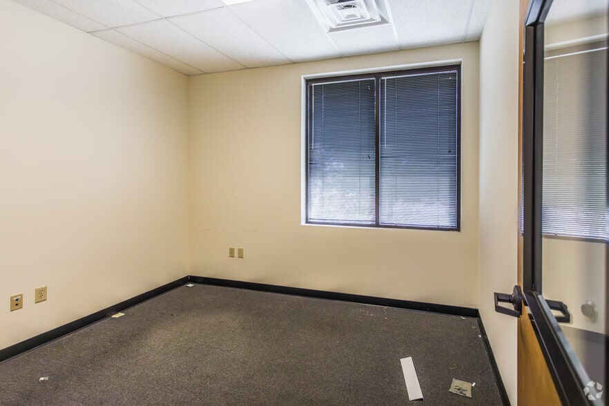 More Photos Of 7375 Adrianne Pl, Bartlett Light Distribution For Lease