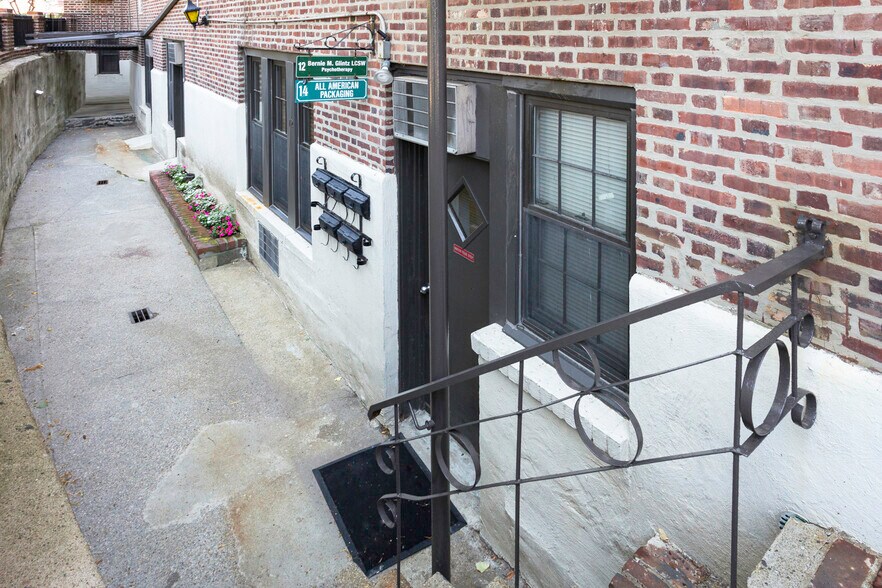 More Photos Of 6 Burns St, Forest Hills Apartments For Lease