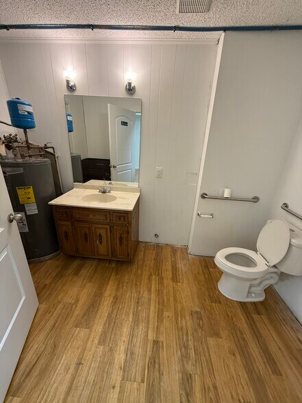 More Photos Of 294 S Lowry St, Smyrna General Retail For Sale