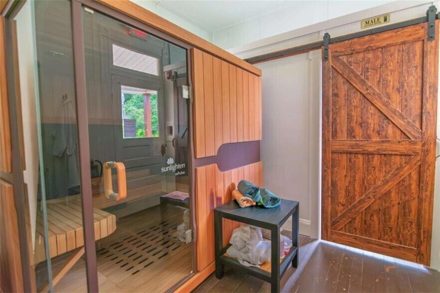 More Photos Of 322 Fort Ln, Hamilton Storefront Retail Residential For Sale