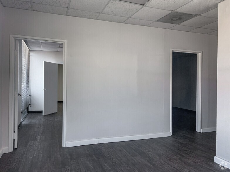 More Photos Of 1108-1110 Summit Ave, Plano Flex For Sale